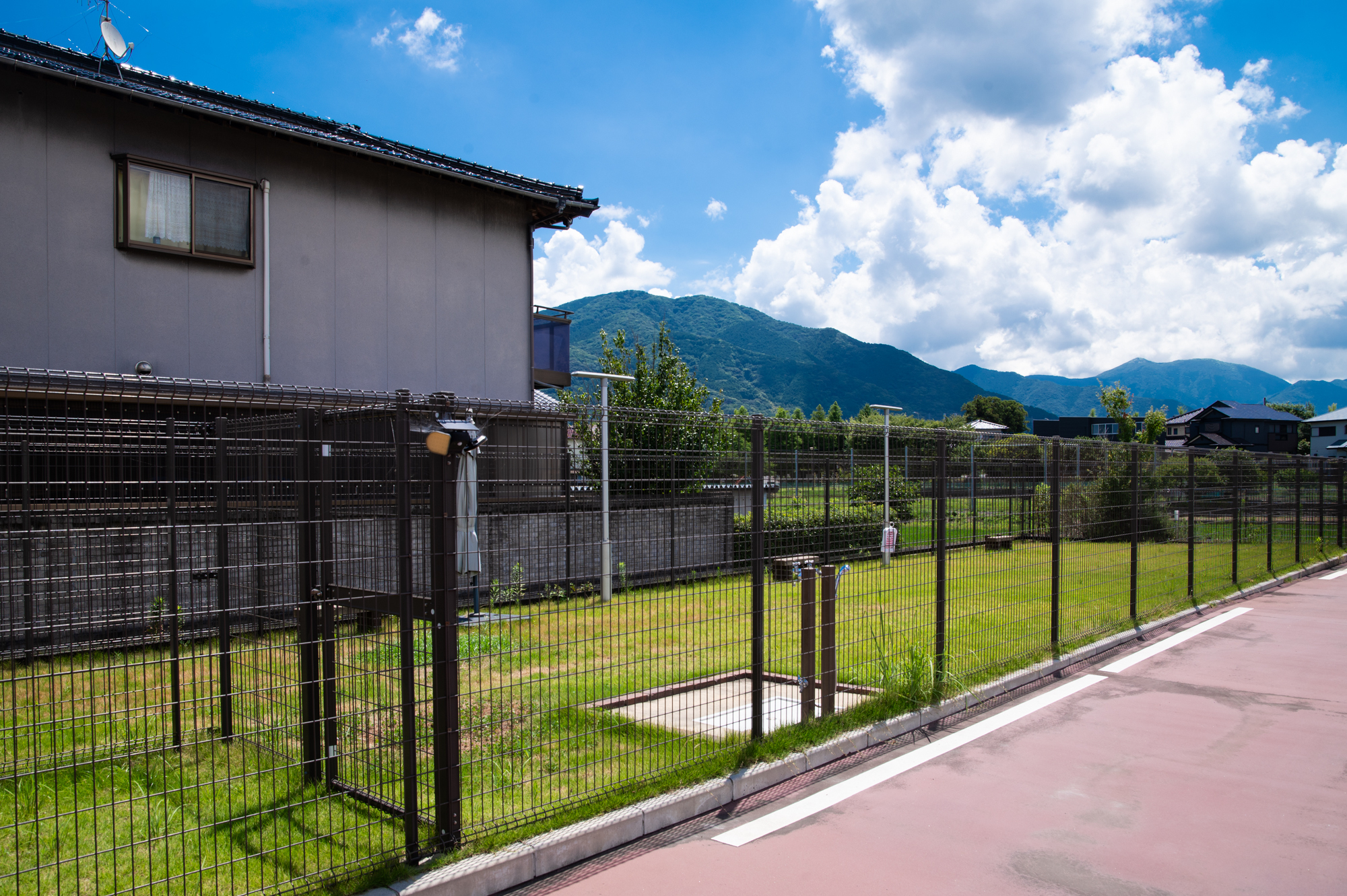 外にはドッグランがあり、地域の皆様にもご利用いただいております